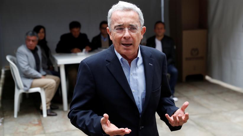 Álvaro Uribe : Oberstes Gericht stellt Kolumbiens Ex-Präsidenten unter Hausarrest