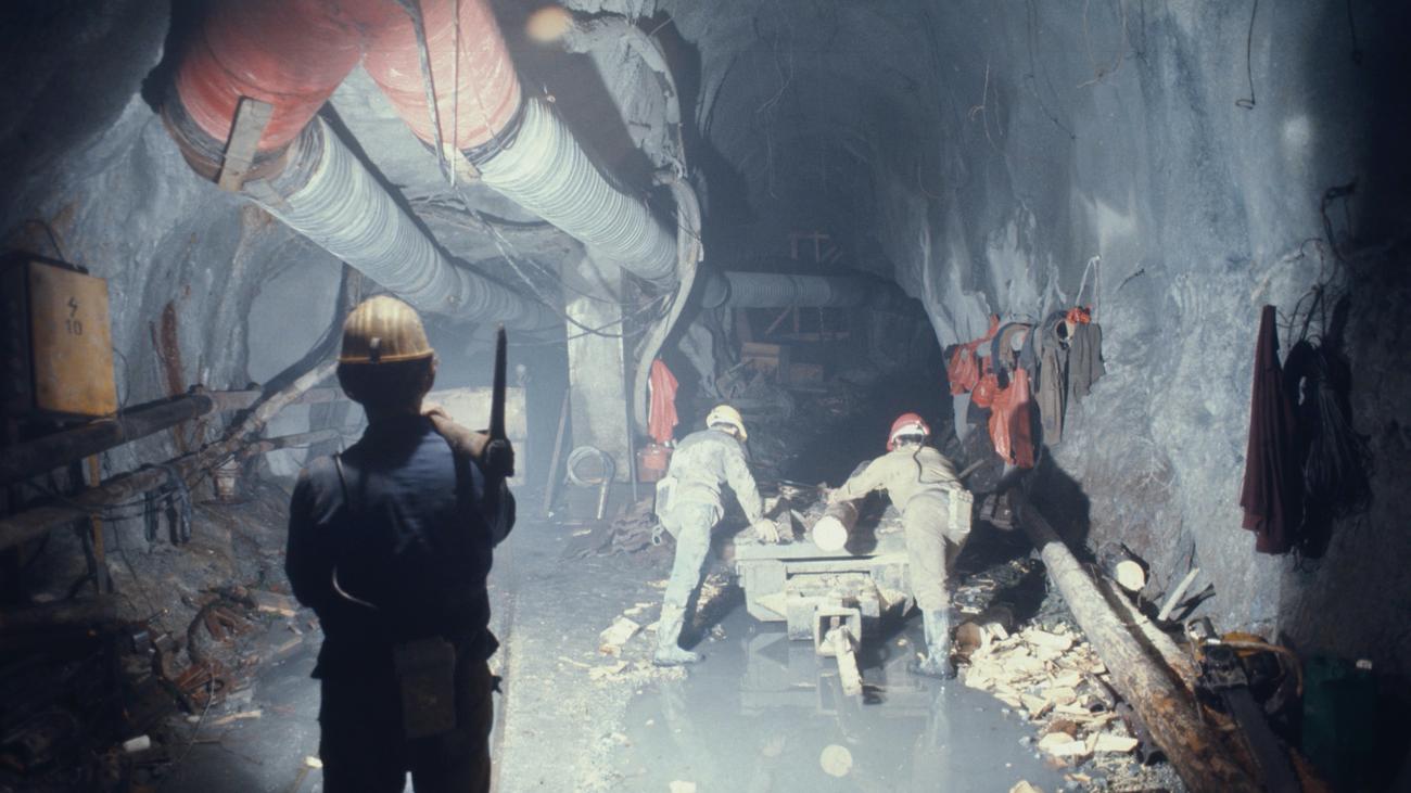 Gotthard-Tunnel: "Zu viel Armut, zu viel Schweiß" | ZEIT ...