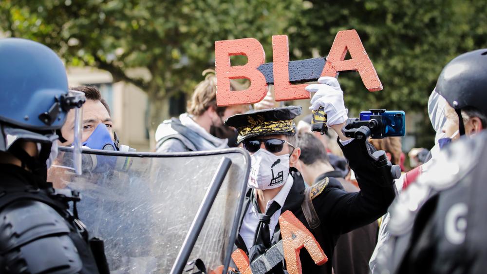 Bürgerräte: Alles nur Gerede? Ein Protestierender im französischen Rouen, wo es vor einem Jahr eine Explosion in einer Chemiefabrik gab