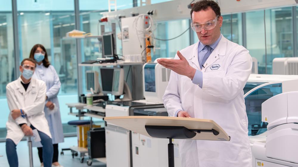 Evidenz in der Politik: Bundesgesundheitsminister Jens Spahn beucht ein Entwicklungslabor für Antikörpertests.