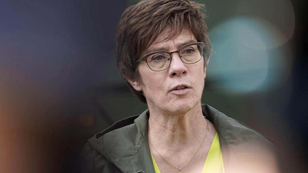 Treffen der Nato-Verteidigungsminister: Verteidigungsministerin Annegret Kramp-Karrenbauer gibt auf einer Bundeswehr-Kaserne ein Statement ab.