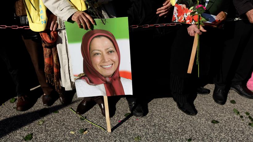 Iranische Volksmudschahedin: Unterstützerinnen und Unterstützer von Mariam Radschawi bei einer Demonstration in Berlin
