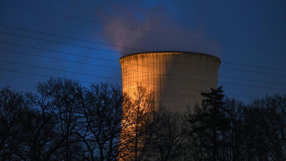 Energiepolitik: Kühlturm des Kernkraftwerks Lingen