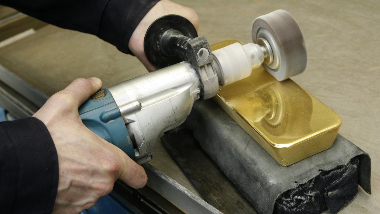 Очиститель латуни. Мытая посуда. Станок для зачистки сварочных швов. Зачистка металла от ржавчины. Шлифование золота.