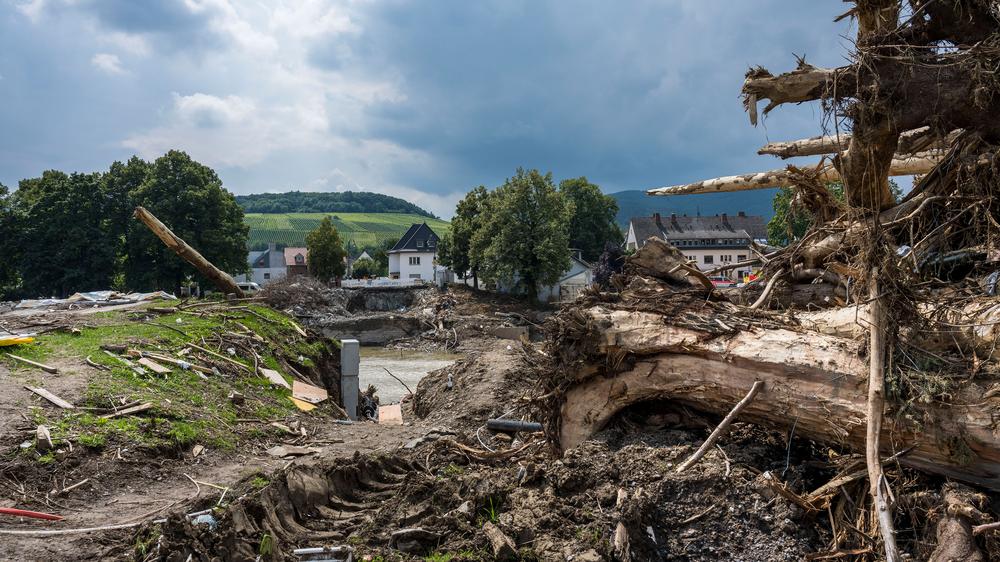 Untersuchungsausschuss: Eine zerstörte Brücke in Bad Neuenahr-Ahrweiler nach der Flut 