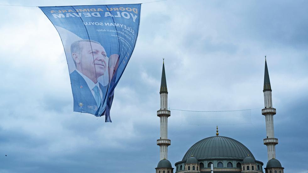 Türkei vor Stichwahl Wahlbehörde sieht Erdoğan vorn, aber ohne
