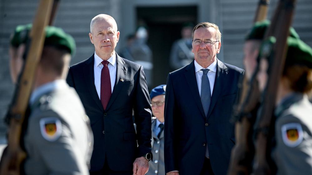 Ukraine-Krieg: Die Verteidigungsminister von Deutschland und Israel: Boris Pistorius (rechts) und Joaw Galant (links)