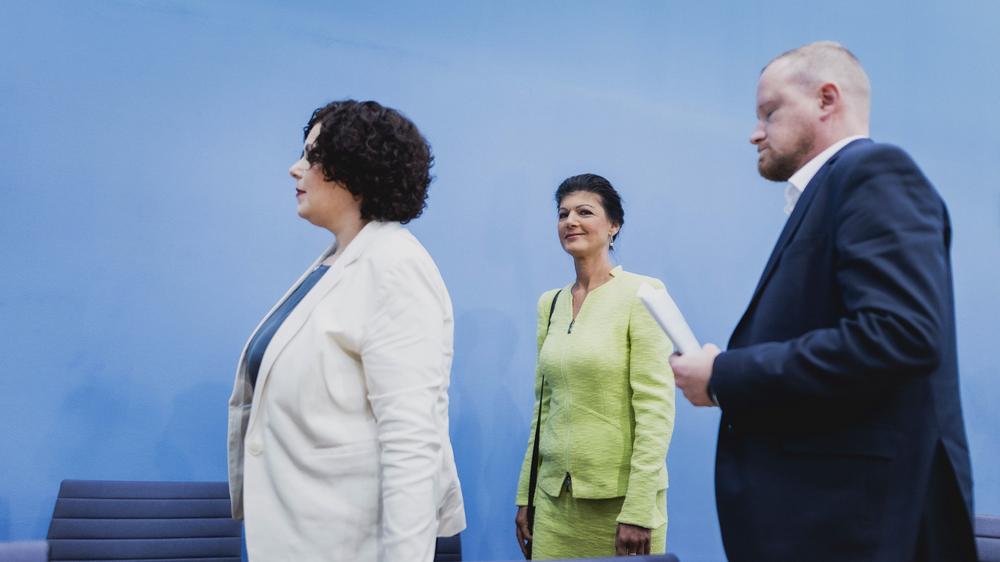 Sahra Wagenknecht: Christian Leye, Sahra Wagenknecht und Amira Mohamed Ali, stellen in der Bundespressekonferenz ihren Verein vor: Bündnis Sahra Wagenknecht.