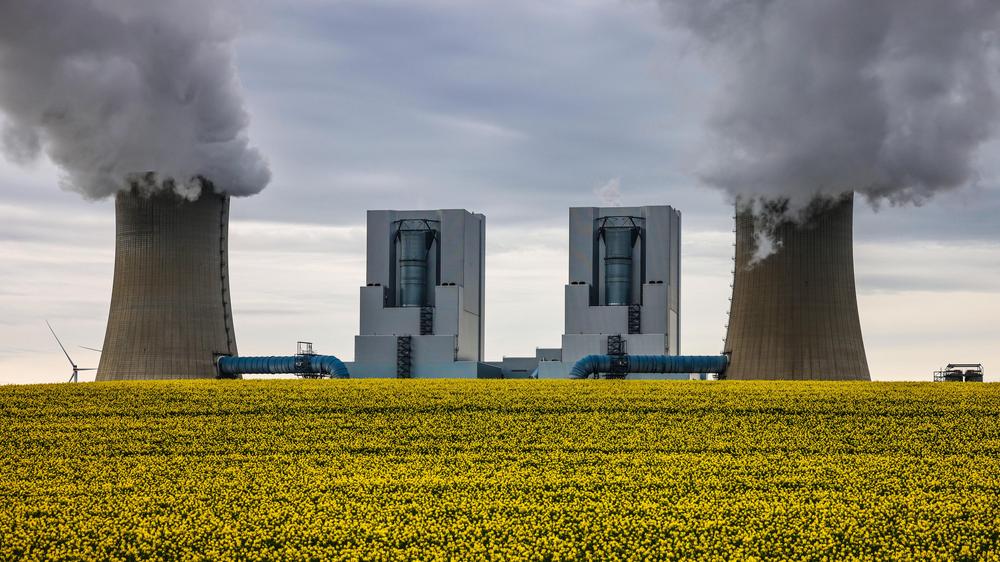 Kohlestrom: Das Braunkohlekraftwerk Neurath II bei Grevenbroich. Die Kohleverstromung in Westdeutschland soll bereits bis 2030 beendet werden.