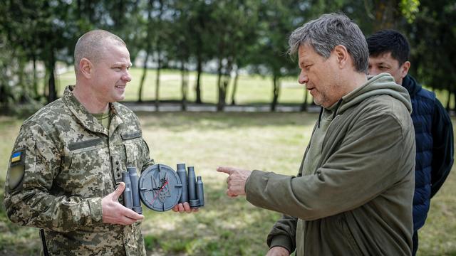 Bundeswirtschaftsminister: Habeck fordert Partnerländer zu mehr Waffenlieferungen an Ukraine auf