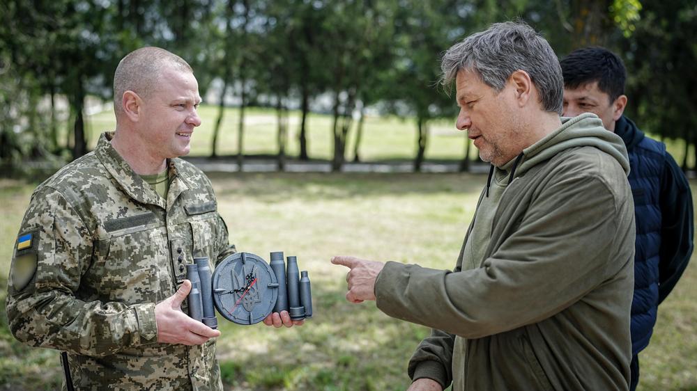 Bundeswirtschaftsminister: Bundeswirtschaftsminister Robert Habeck (rechts) mit Vertretern des ukrainischen Militärs in der Region Mykolajiw 