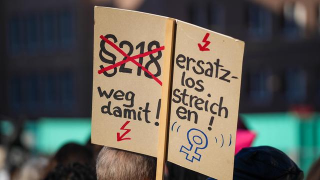 Pressekonferenz: Regierung zu Schwangerschaftsabbrüchen in Deutschland