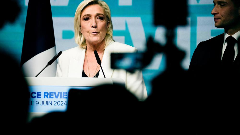 Frankreich bei der EU-Wahl: Marine Le Pen (links) mit dem Präsidenten des Rassemblement National Jordan Bardella (rechts) bei einer Wahlkampfveranstaltung am 9. Juni