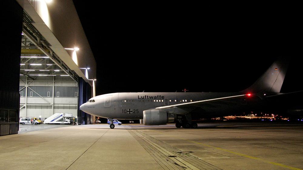 Bundeswehr: Flugzeug der Luftwaffe vor einem Hangar auf dem Militärflugplatz Köln-Wahn (Archivbild)