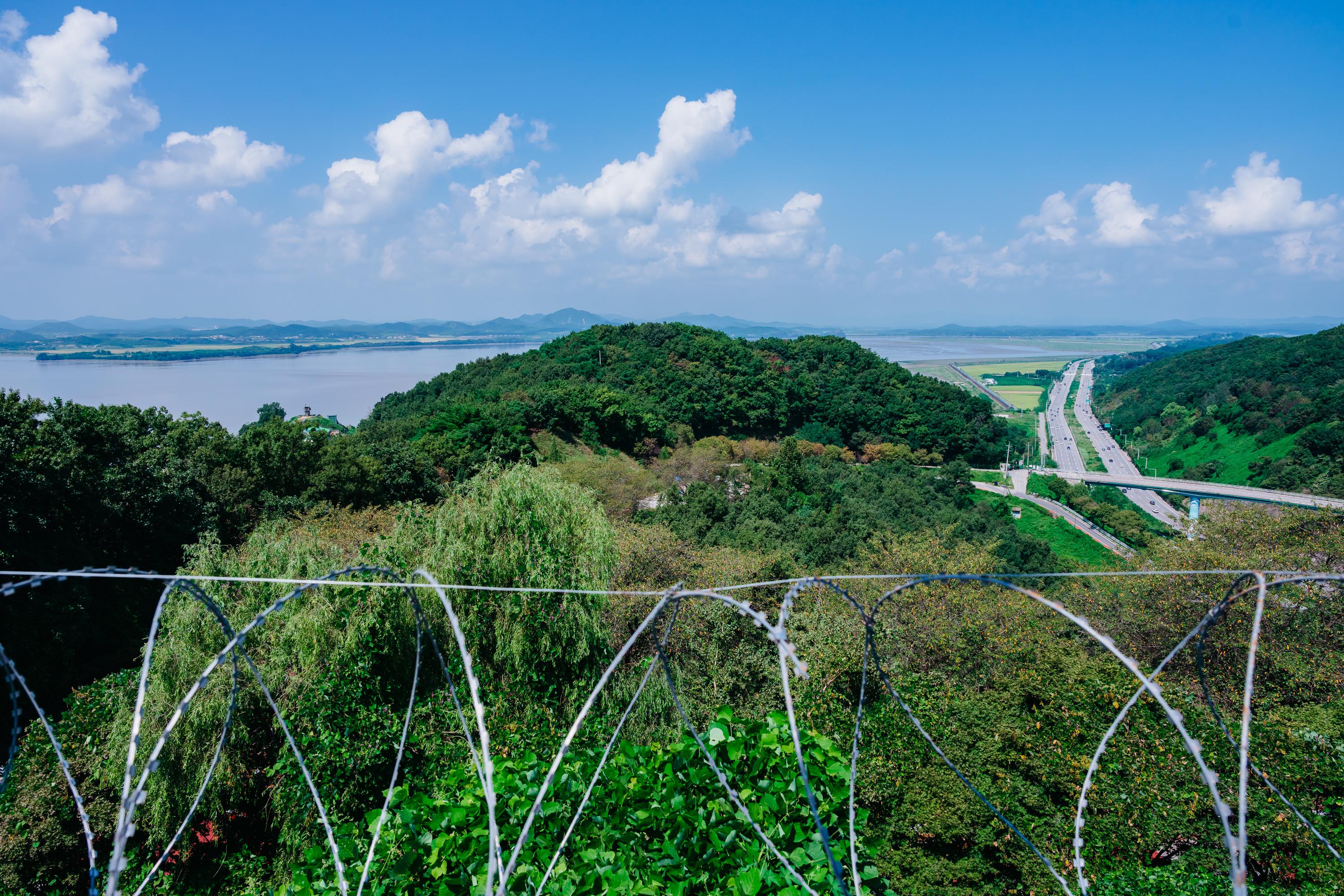 Nordkorea: Der Blick vom Odusan Unification Observatory in Südkoreanischen Paju. Another Flussseite died "Demilitarized Zone" auf nordkoreanischem Gebiet zu sehen.