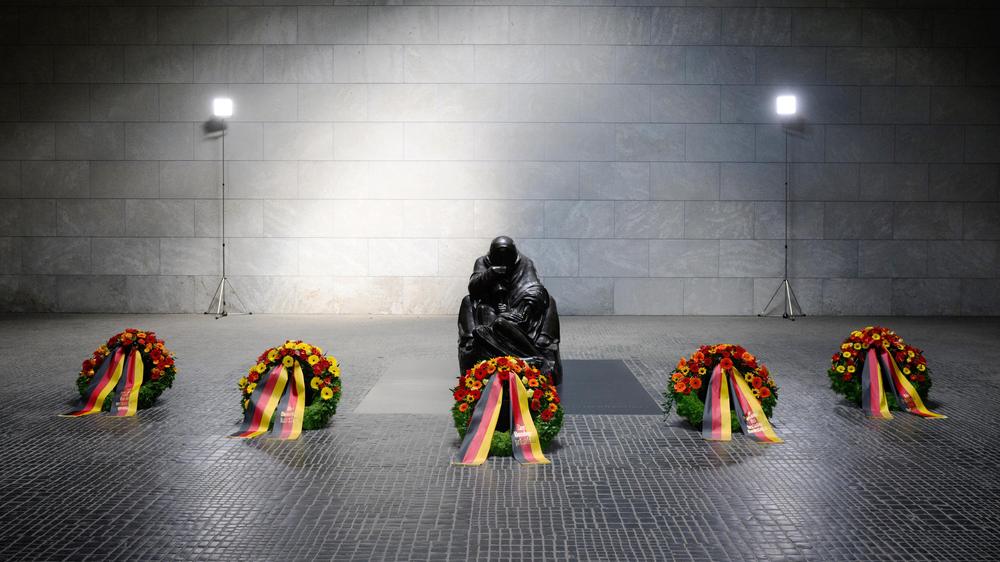  In der Neuen Wache, der zentralen Gedenkstätte der Bundesrepublik Deutschland für die Opfer von Krieg und Gewaltherrschaft, legten am 8. Mai die Repräsentanten der Verfassungsorgane des Bundes Kränze nieder.