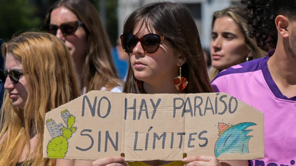  Die Demonstranten gingen auf allen Hauptinseln des Archipels und in mehreren Städten auf dem spanischen Festland auf die Straße und forderten eine Begrenzung der Besucherzahlen auf den Kanaren.