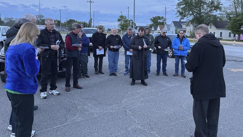  Pfarrer Richard Holy leitet eine Gebetswache vor einer geplanten Hinrichtung im Staatsgefängnis von Indiana in Michigan City.
