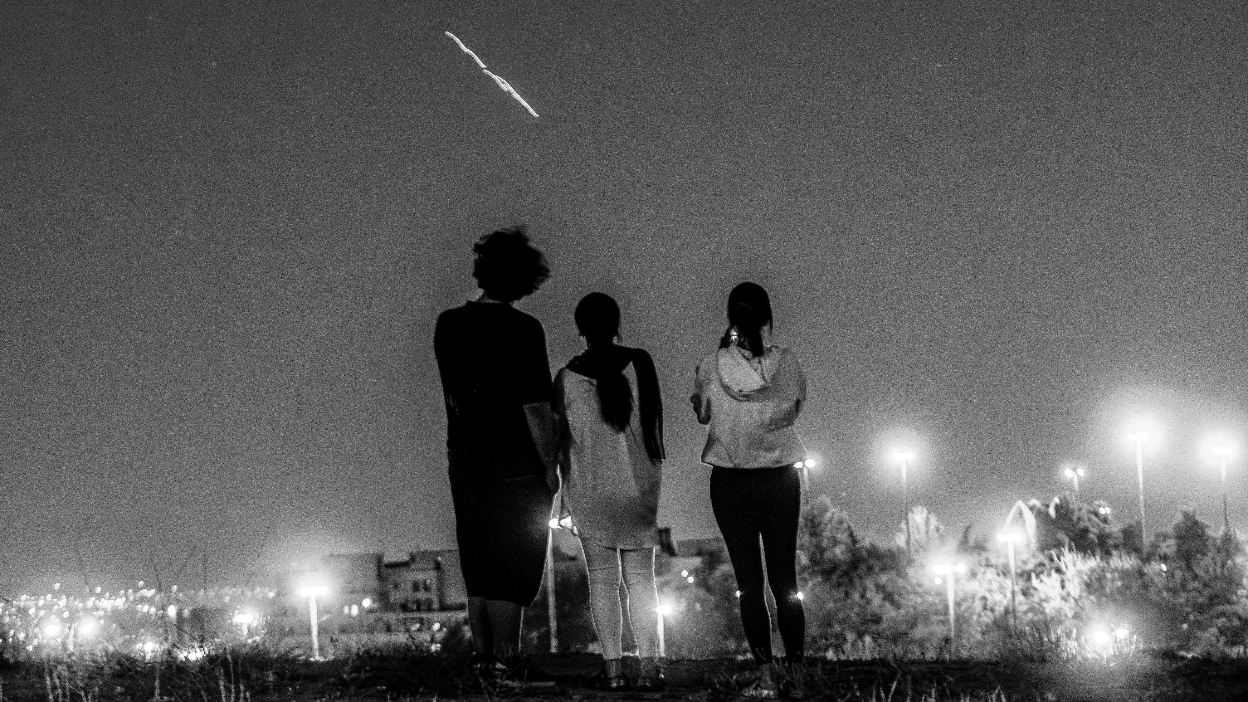 Opposition im Iran: Teheran unter Beschuss: Iraner auf einem Hügel in der iranischen Hauptstadt