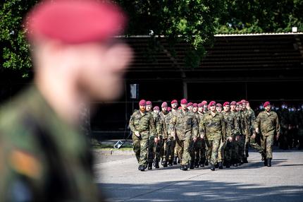 Bundesparteitag: Soldaten vom Fallschirmjägerregiment 31 gehen über einen Appellplatz.