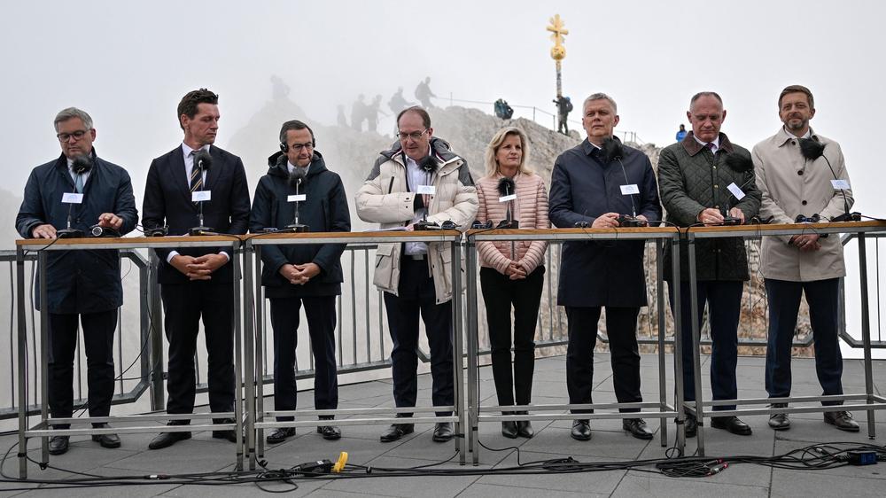  Bundesinnenminister Alexander Dobrindt (CSU) und seine fünf Amtskollegen aus Österreich, Dänemark, Frankreich, Tschechien und Polen dringen auf einen härteren Kurs in der Migrations- und Asylpolitik.