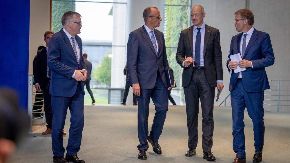 "Made for Germany": Deutsche Unternehmen haben eine Investitionsinitiative angekündigt. Bundeskanzler Friedrich Merz (3. von rechts) bestärkt den Vorstoß nach einem Treffen im Kanzleramt.