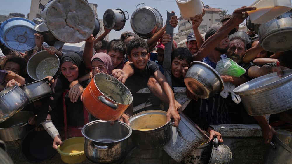  Palästinenser bei einer Essensausgabe in Gaza-Stadt