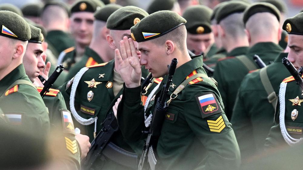 Russische Soldaten proben im Mai 2025 für die jährliche Militärparade in Moskau.