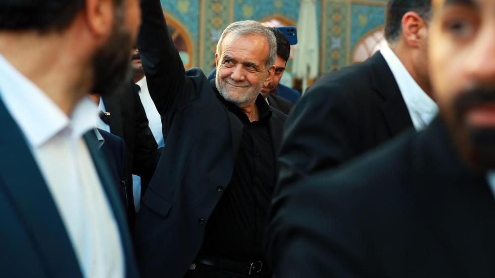  Der iranische Präsident Massud Peseschkian winkt bei seinem Besuch des Imam-Ali-Schreins im Irak. Peseschkian wurde während des Kriegs mit Israel offenbar verletzt.