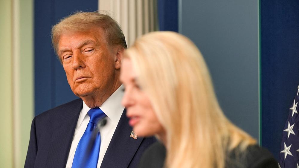  US-Präsident Donald Trump mit Justizministerin Pam Bondi. Er nimmt die Ministerin gegen Druck aus den eigenen Reihen in Schutz.
