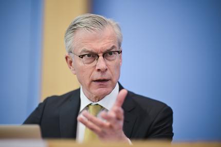 Versicherungsbeiträge: Martin Werding, Mitglied des Sachverständigenrats zur Begutachtung der gesamtwirtschaftlichen Entwicklung, spricht während der Vorstellung des Frühjahrsgutachtens des Sachverständigenrates Wirtschaft in der Bundespressekonferenz. (zu dpa: «Wirtschaftsweiser warnt vor Sozialabgaben von 50 Prozent») +++ dpa-Bildfunk +++ 21/05/2025 00:00:00