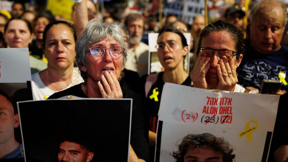 Anfang August demonstrieren Menschen in Tel Aviv für die Freilassung der von der Hamas verschleppten Geiseln. Das Foto entsteht, als ein Propaganda-Film der Terroristen abgespielt wird, der den Entführten Evyatar David zeigt, wie er bis auf die Knochen abgemagert sein eigenes Grab ausheben muss.