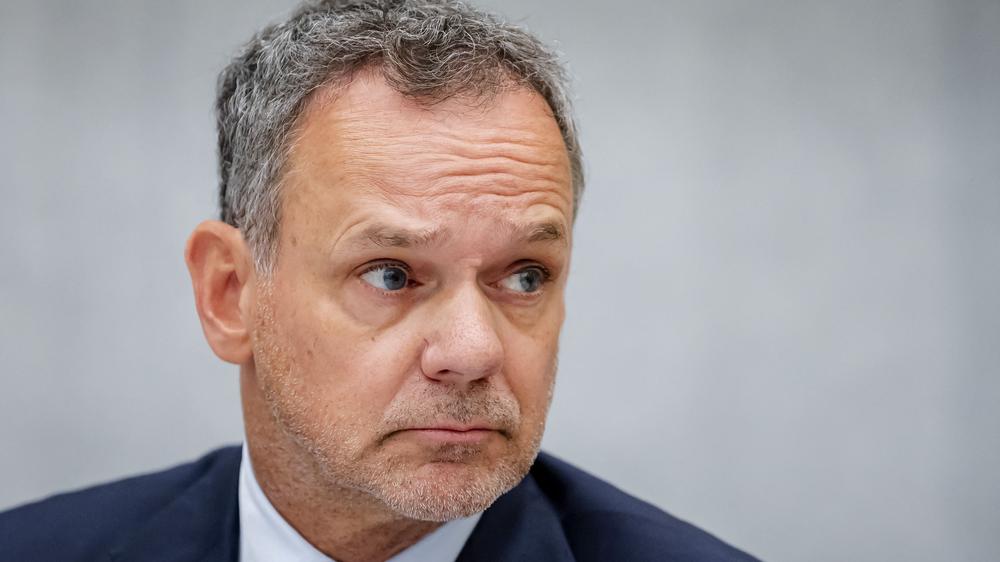  Der niederländische Außenminister Caspar Veldkamp hat seinen Rücktritt bekanntgegeben.