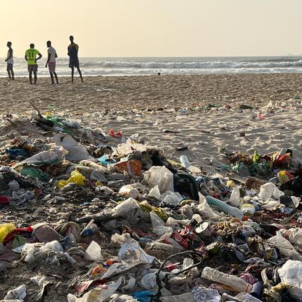 Plastikabkommen: Angespülter Plastikmüll liegt am Meeresstrand der Küstenstadt St. Louis im Senegal. 
31/10/2022