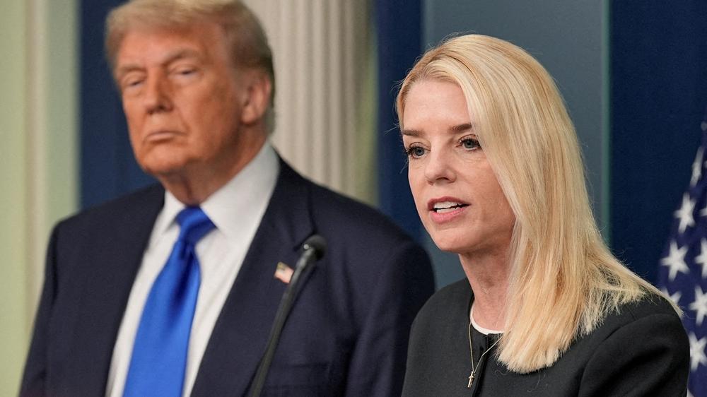  US-Justizministerin Pam Bondi will die Hintergründe von Ermittlungsverfahren gegen den aktuellen Präsidenten Donald Trump untersuchen lassen.