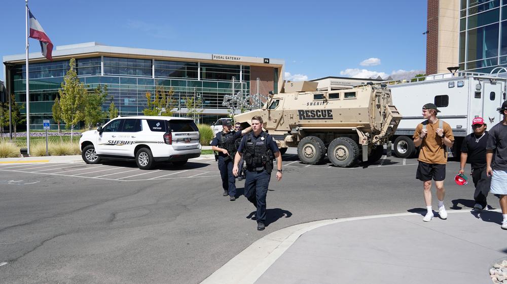 Attentat auf Charlie Kirk: Polizeikräfte am Tatort in Utah: Der Täter ist auf der Flucht.