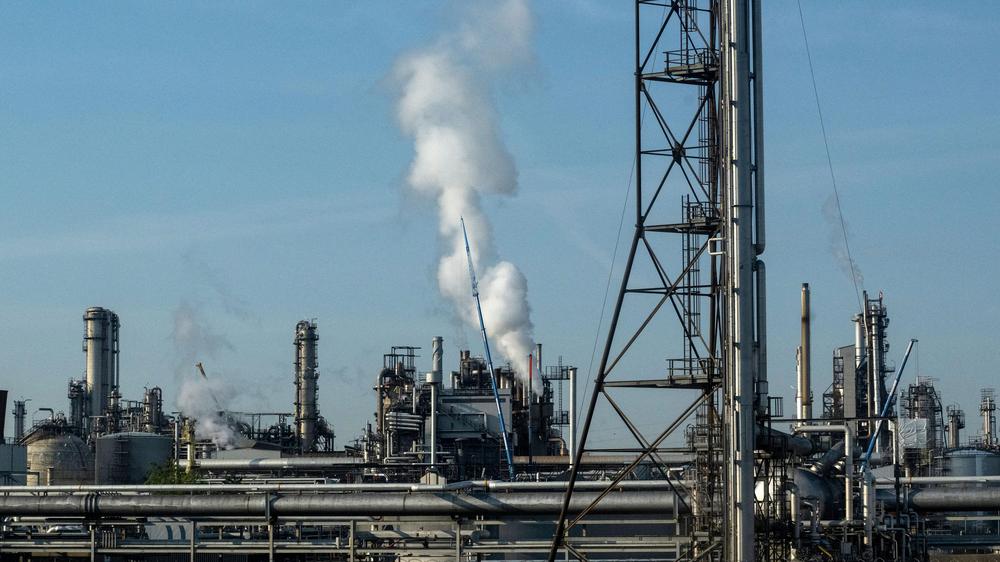Ölkonzern OMV: Die Ölraffinerie des Unternehmens OMV in Schwechat bei Wien