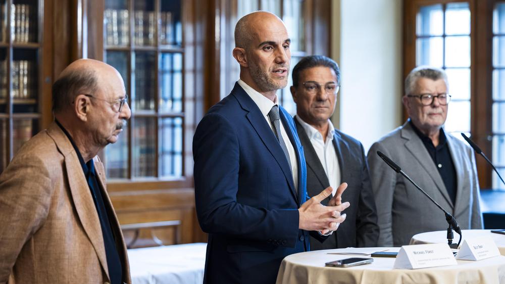  Belit Onay, Oberbürgermeister von Hannover (zweiter von links), hatte im Juli die Initiative zur Aufnahme von Kindern aus Gaza vorgestellt. Mit dabei waren auch Vertreter der jüdischen und palästinensischen Gemeinden der Region.