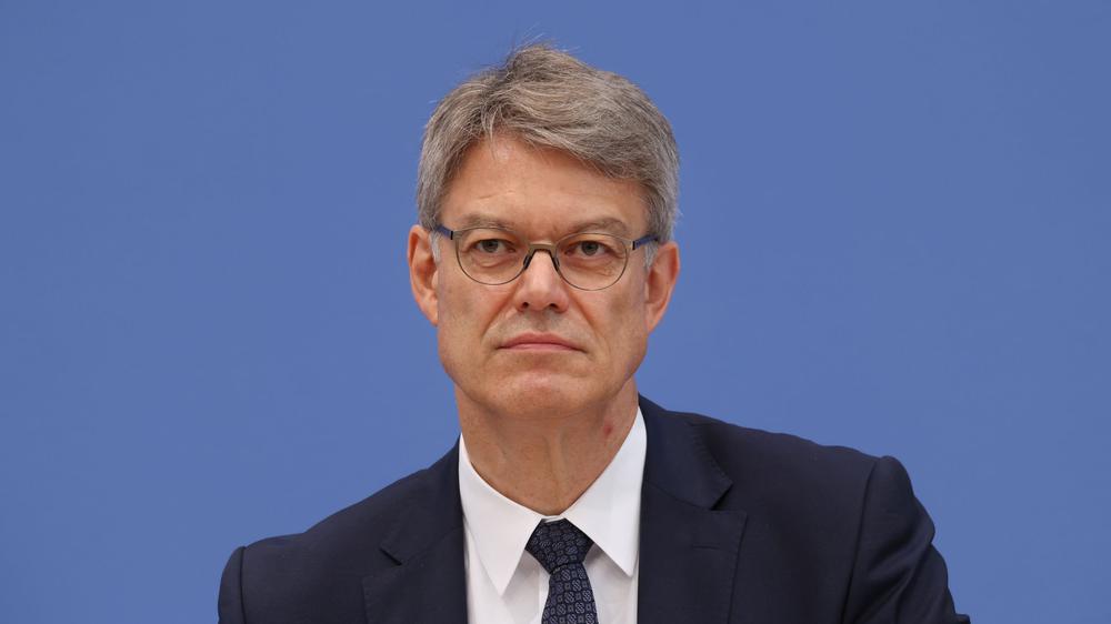 Kreislaufzusammenbruch: Bundesverkehrsminister Schnieder (CDU) wird nach seinem Kreislaufkollaps vor einer Woche weiter keine öffentlichen Termine wahrnehmen.