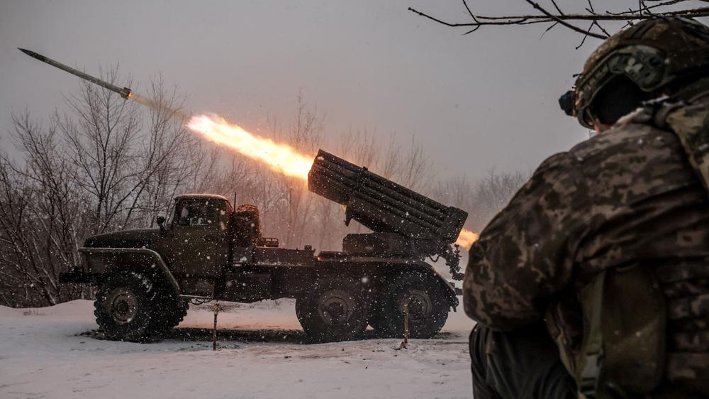 Krieg in der Ukraine: Ukrainische Soldaten feuern ein BM-21-Grad-Mehrfachraketenwerfersystem auf russische Truppen ab.