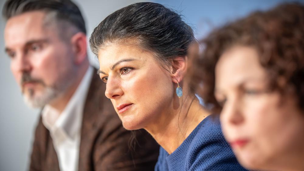 BSW: Sahra Wagenknecht (Mitte) zieht sich aus der ersten Reihe des BSW zurück. Eine neue Doppelspitze wird die Partei künftig führen.