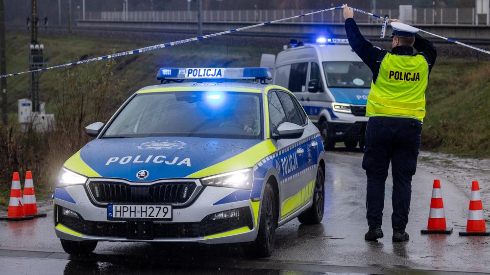  Einsatzkräfte an der beschädigten Bahnstrecke in Polen
