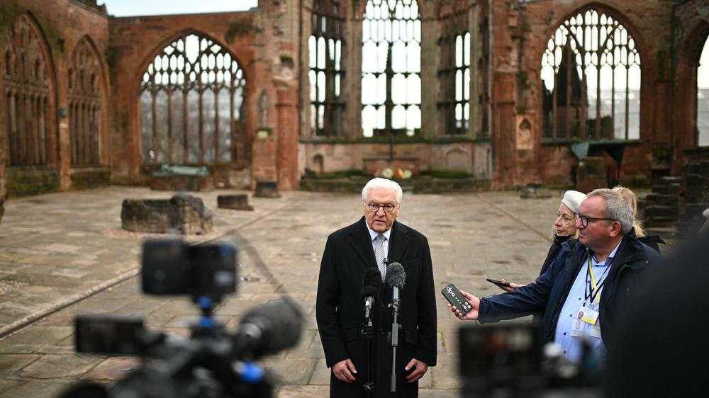  In den Ruinen der Kathedrale von Coventry legte Bundespräsident Steinmeier einen Gedenkkranz nieder.