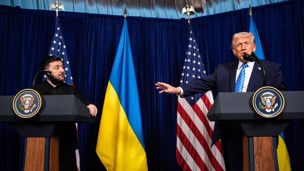 Treffen in Florida: US-Präsident Donald Trump (r) und Wolodymyr Selenskyj (l), Präsident der Ukraine, sprechen auf einer gemeinsamen Pressekonferenz nach einem Treffen in Trumps Club Mar-a-Lago. +++ dpa-Bildfunk +++28/12/2025