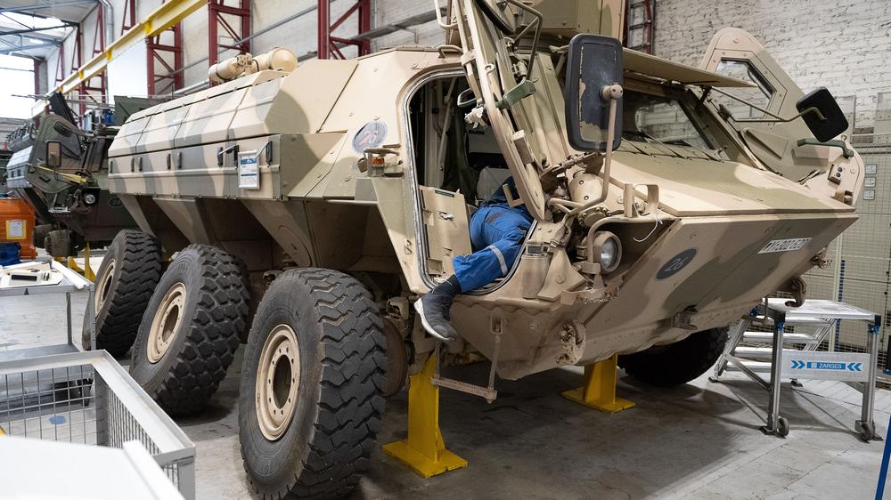 Waffenlieferungen: Ein Panzer vom Typ Fuchs: Insgesamt sind die Rüstungsexporte aus Deutschland 2025 deutlich zurückgegangen.