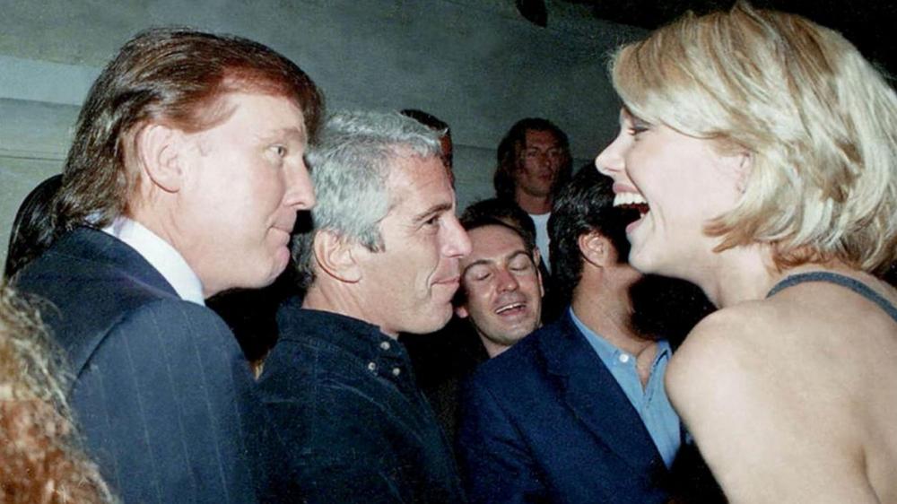  Auf von US-Demokraten veröffentlichten Fotos sind unter anderem Trump und Epstein zu sehen. Wo und wann die Bilder entstanden, ist bisher unklar.