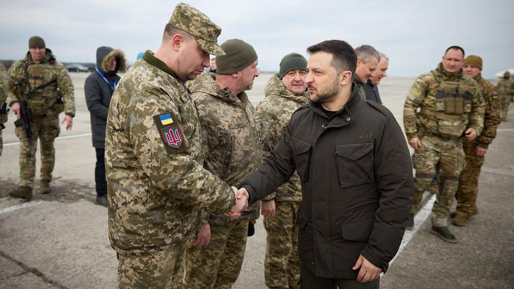 Ukraine: Kyrylo Budanow und Wolodymyr Selenskyj am 24. Februar 2024, dem zweiten Jahrestag der russischen Invasion, bei einer Zeremonie am Flugplatz Hostomel bei Kyjiw