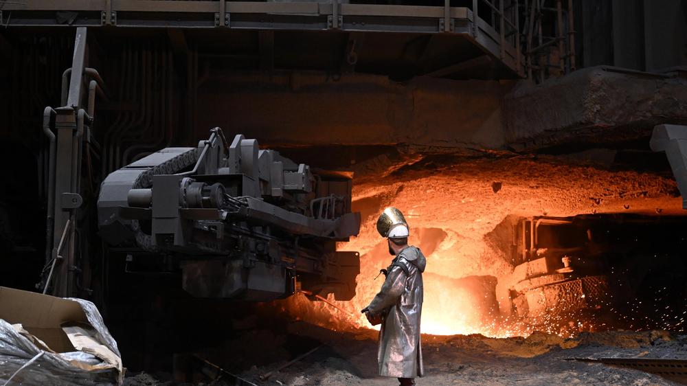 Zollstreit mit den USA: Ein Stahlarbeiter steht am Hochofen. (zu dpa: «Thyssenkrupp bezeichnet Zoll-Auswirkungen als «überschaubar»»)

Service
+++ dpa-Bildfunk +++

Aufnahmedatum
10.12.2024

Bildnachweis
picture alliance/dpa | Federico Gambarini