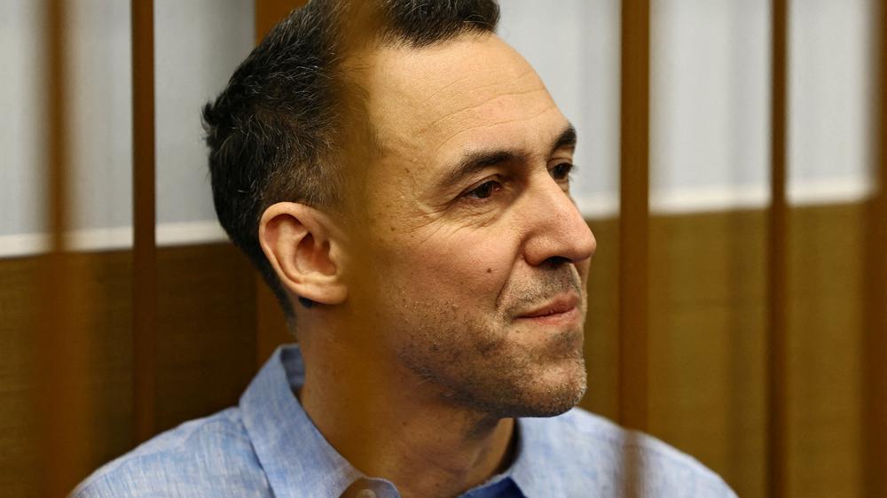 Laurent Vinatier und Daniil Kassatkin: Der französische Politologe Laurent Vinatier befand sich zuletzt in einer russischen Strafkolonie. Nach seiner Begnadigung durch Wladimir Putin konnte er nach Frankreich zurückkehren.