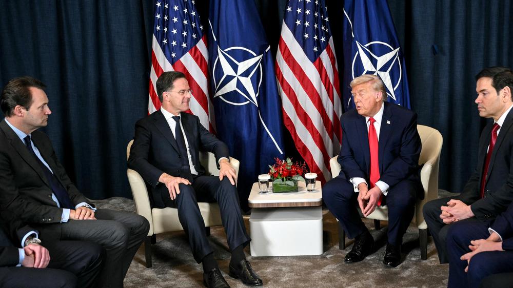 Grönland: US President Donald Trump (C-R) speaks with NATO's Secretary-General Mark Rutte (C-L) next to US Secretary of State Marco Rubio (3R), US Secretary of Treasury Scott Bessent (2R) and US Secretary of Commerce Howard Lutnick during a bilateral meeting on the sidelines of the World Economic Forum (WEF) annual meeting in Davos on January 21, 2026. The World Economic Forum takes place in Davos from January 19 to January 23, 2026. (Photo by Mandel NGAN / AFP via Getty Images)